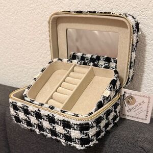 NWT Jewelry Box w/Mirror, Full zip closure, Houndstooth Fabric design
